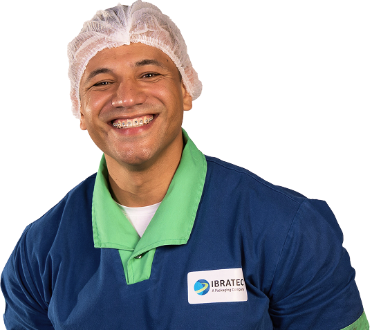 imagem representando um colaborador ocm uniforme da Ibratec e touca na cabeça